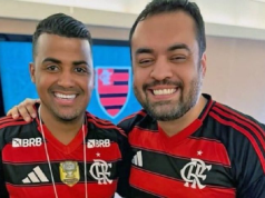 O joalheiro TH Joias e o governador Cláudio Castro com camisas do Flamengo, lado a lado, sorrindo