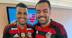 O joalheiro TH Joias e o governador Cláudio Castro com camisas do Flamengo, lado a lado, sorrindo