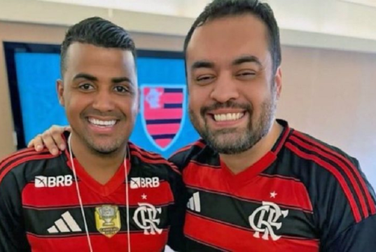 O joalheiro TH Joias e o governador Cláudio Castro com camisas do Flamengo, lado a lado, sorrindo