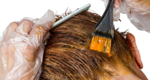 pessoa pintando cabelo de ruivo