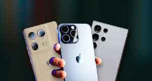 Parte traseira de três aparelhos de celular