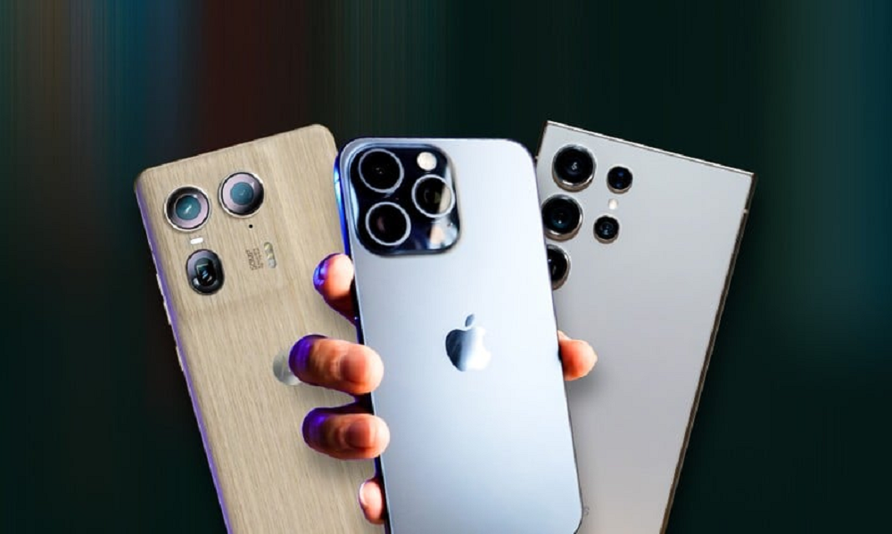 Parte traseira de três aparelhos de celular