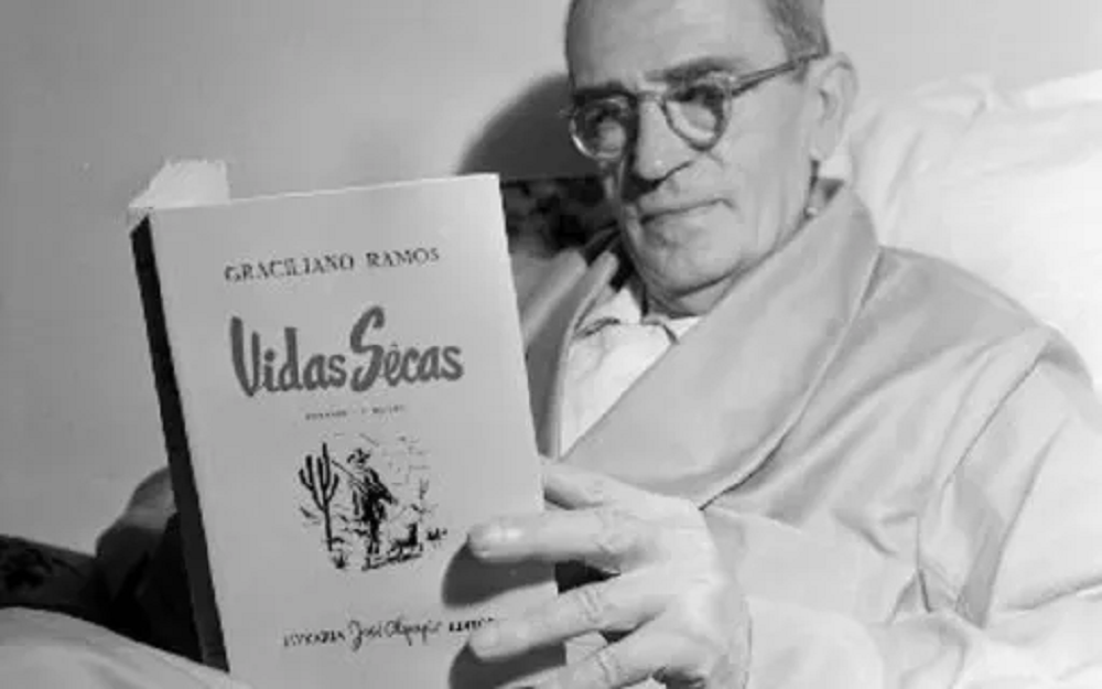 Graciliano Ramos lendo Vidas Secas em foto em preto e branco