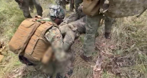 Imagem de confronto entre policiais e criminosos