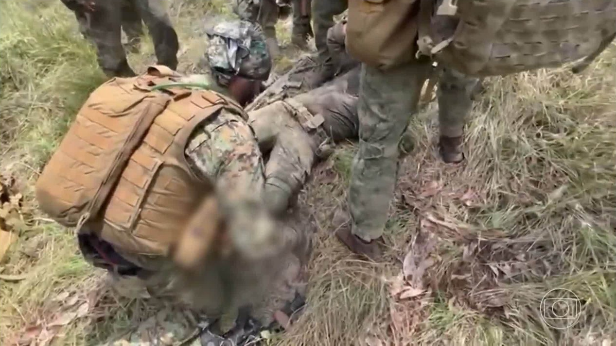 Imagem de confronto entre policiais e criminosos