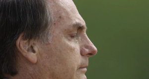 ex-presidente Jair Bolsonaro (PL) no canto esquerdo de foto, de perfil, chorando