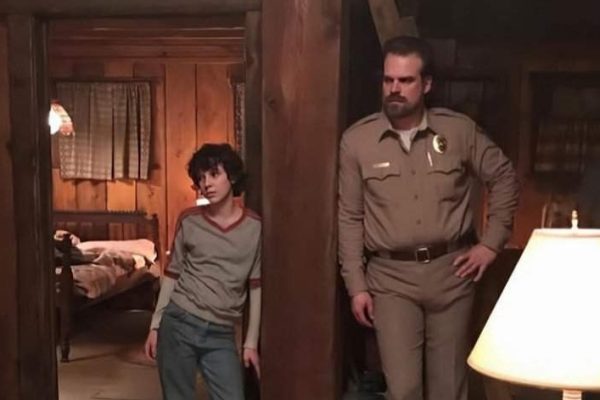 Atriz de Stranger Things denuncia colega veterano por assédio