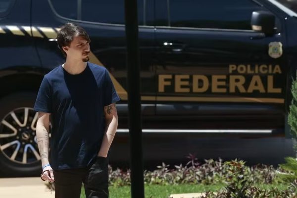 Jair Renan diz que levou “livros” ao pai preso, mas admite depois: “Era um caça-palavras”