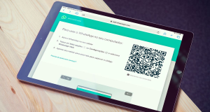 Tela de tablet com whatsapp aberto