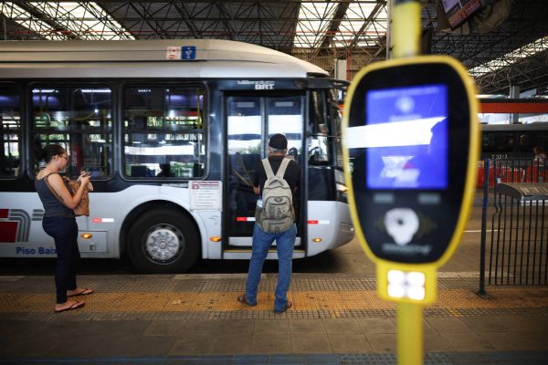 Motoristas e cobradores de ônibus fazem greve por atraso no 13º