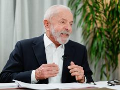 presidente Luiz Inácio Lula da Silva falando e gesticulando sem olhar para a câmera