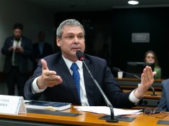 Líder do PT na Câmara dos Deputados, Lindbergh Farias, falando e gesticulando
