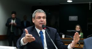 Líder do PT na Câmara dos Deputados, Lindbergh Farias, falando e gesticulando