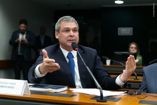 Líder do PT na Câmara dos Deputados, Lindbergh Farias, falando e gesticulando