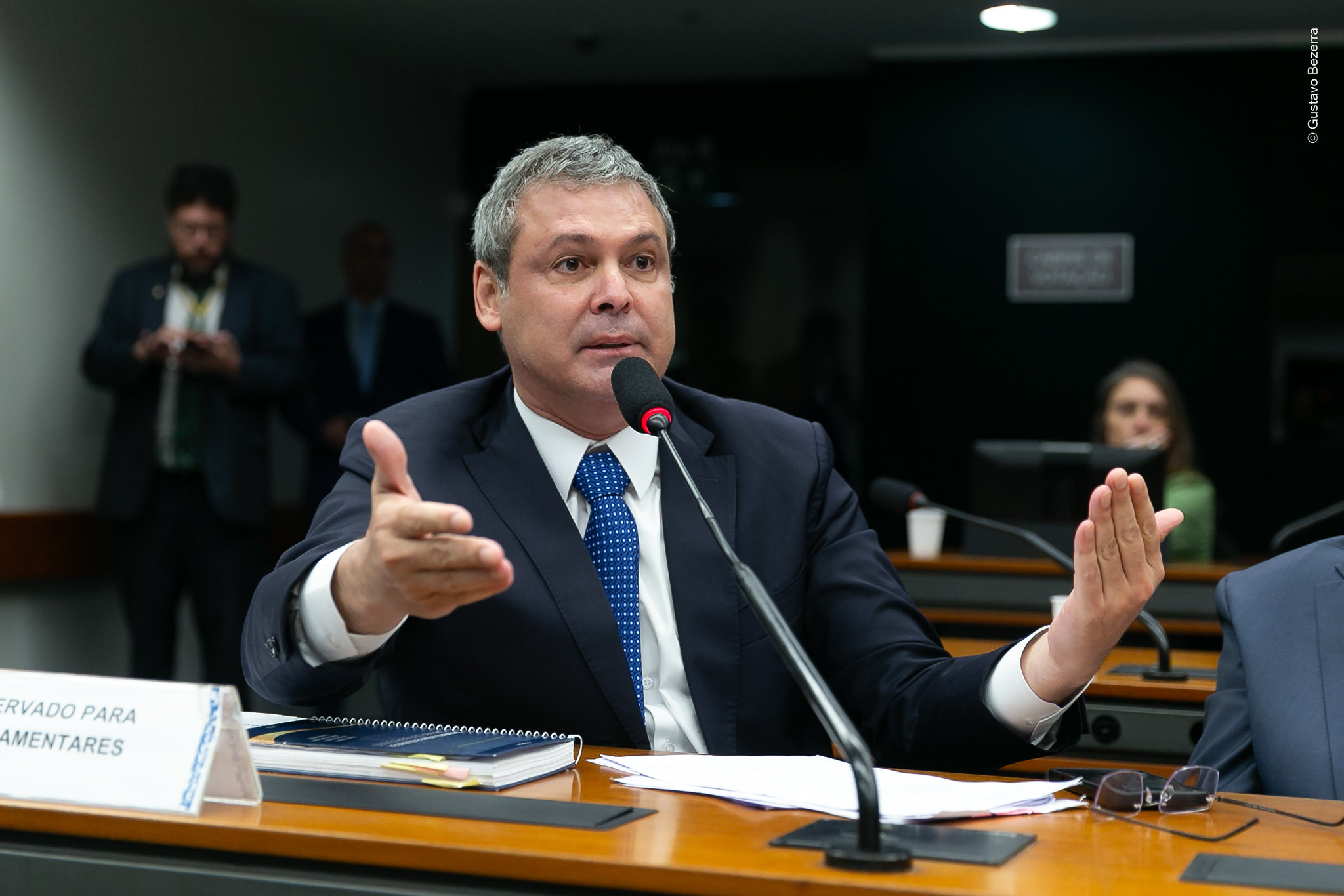 Líder do PT na Câmara dos Deputados, Lindbergh Farias, falando e gesticulando