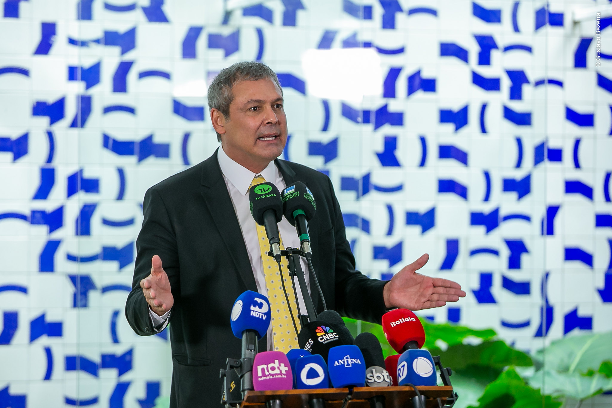 O deputado federal Lindbergh Farias (PT-RJ) em pé, perto de microfones, sério, gesticulando