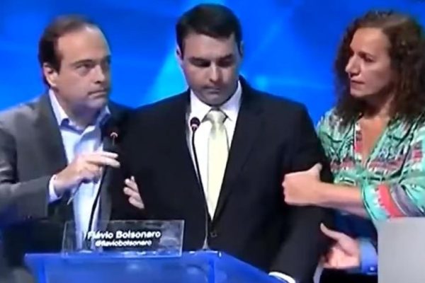 VÍDEO: Aposta de Bolsonaro, Flávio desmaiou durante debate na TV em 2016