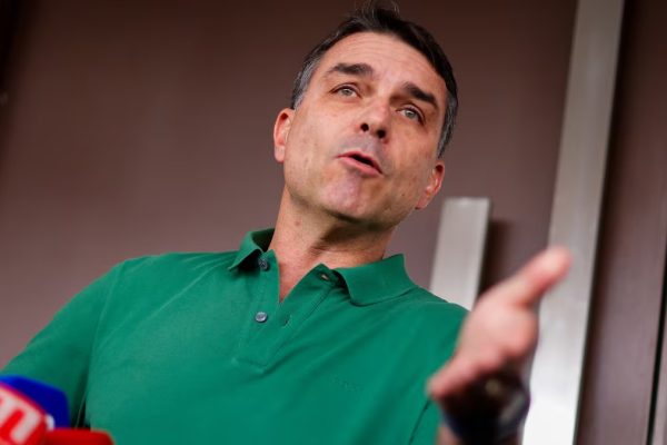 Dólar cai após Flávio Bolsonaro cogitar desistir da disputa presidencial