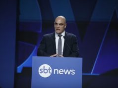 O ministro Alexandre de Moraes falando em microfone, em pé