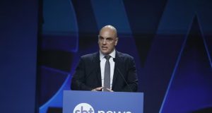O ministro Alexandre de Moraes falando em microfone, em pé