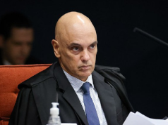 O ministro Alexandre de Moraes, do Supremo Tribunal Federal, sério, sem olhar para a câmera