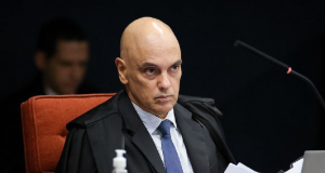 O ministro Alexandre de Moraes, do Supremo Tribunal Federal, sério, sem olhar para a câmera