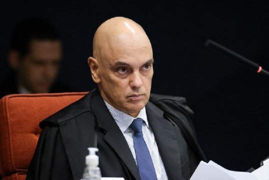 O ministro Alexandre de Moraes, do Supremo Tribunal Federal, sério, sem olhar para a câmera