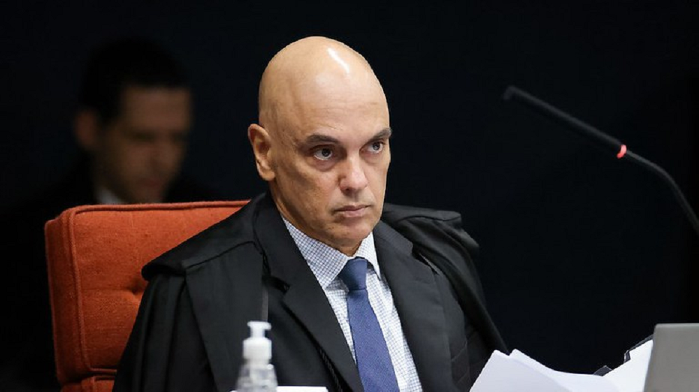 O ministro Alexandre de Moraes, do Supremo Tribunal Federal, sério, sem olhar para a câmera