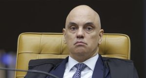 Alexandre de Moraes sentado, com expressão pensativa