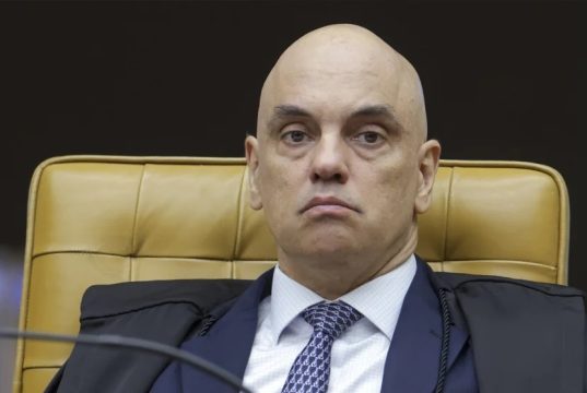 Alexandre de Moraes sentado, com expressão pensativa