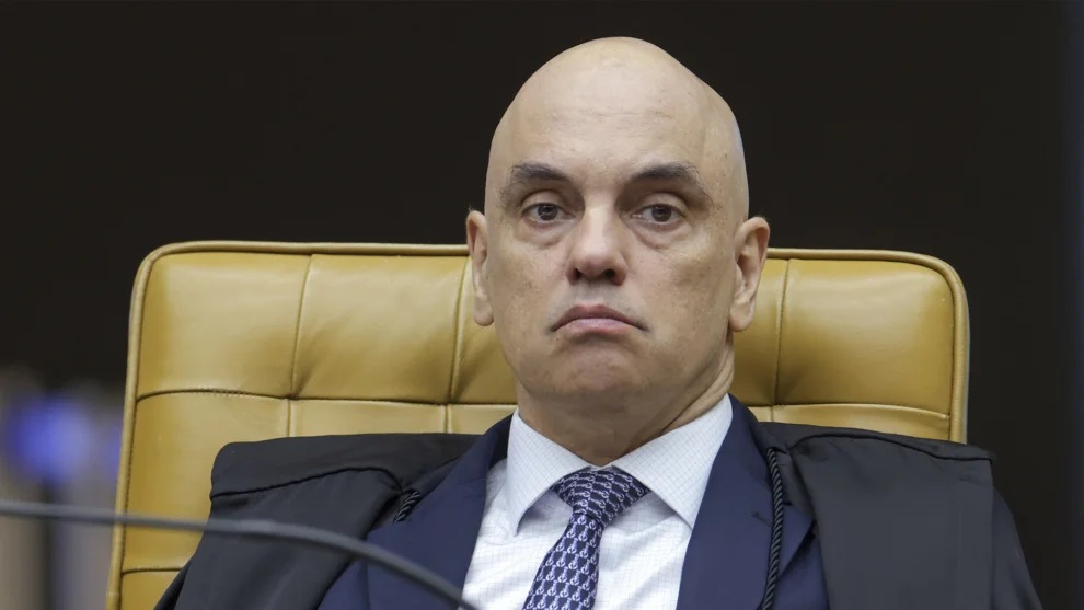 Alexandre de Moraes sentado, com expressão pensativa