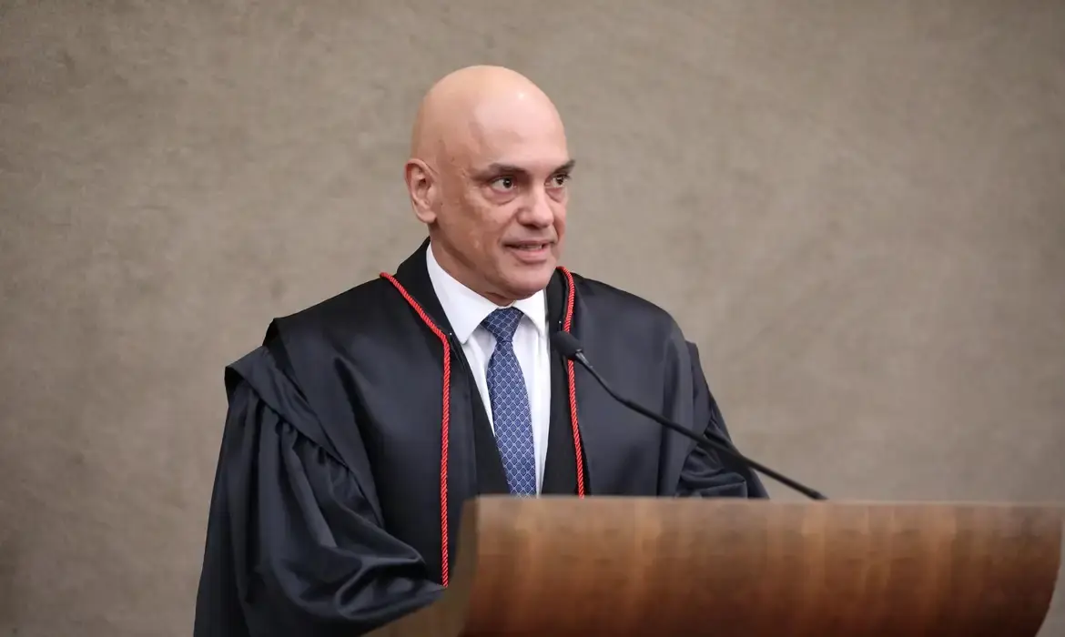 O ministro Alexandre de Moraes, do Supremo Tribunal Federal (STF), em pé, falando, sem olhar para a câmera