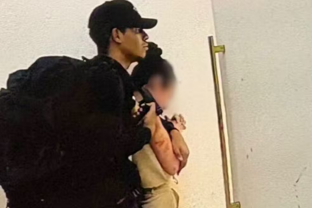 Homem com arma apontada para refém em loja de Cubatão