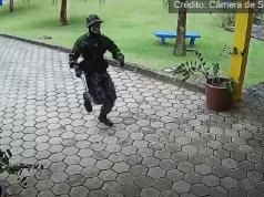 Atirador correndo em escola