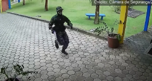 Atirador correndo em escola