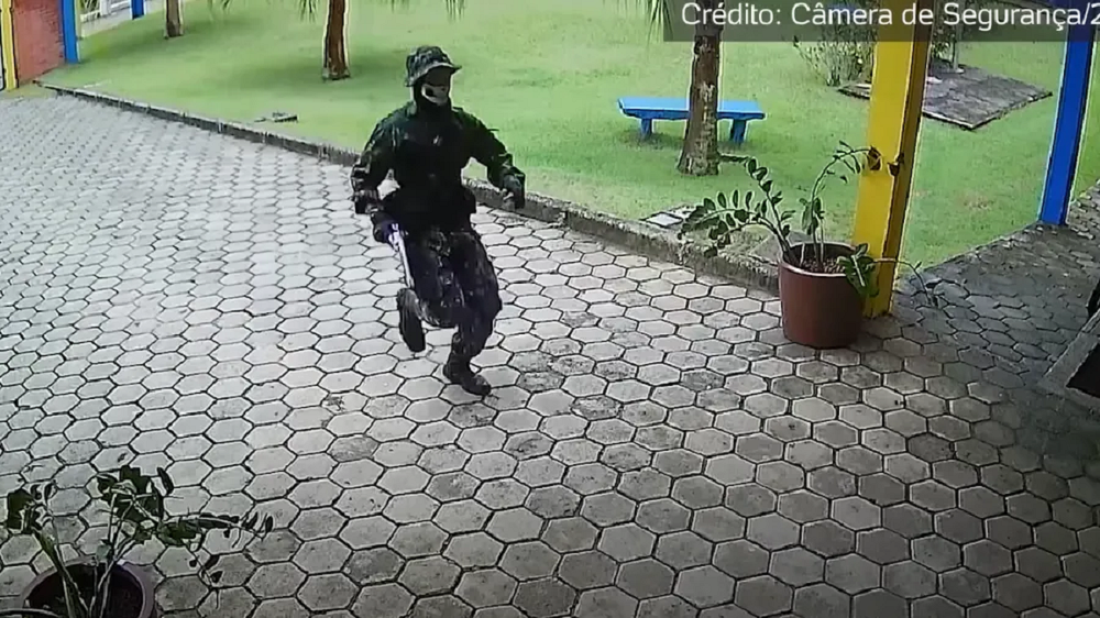 Atirador correndo em escola