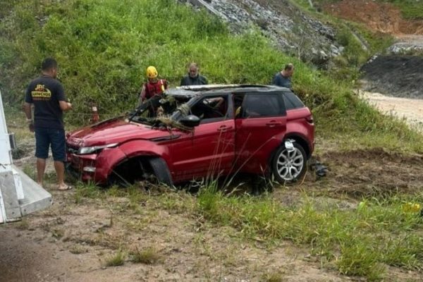VÍDEO - Casal e bebê morrem após carro ser arrastado por correnteza