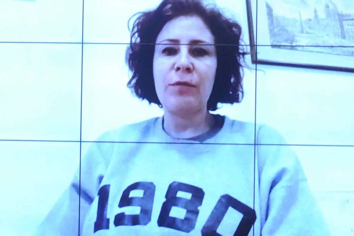 Carla Zambelli, ex-deputada federal, falando para a câmera, de moletom