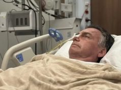 O ex-presidente Jair Bolsonaro (PL) deitado em cama de hospital