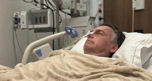 O ex-presidente Jair Bolsonaro (PL) deitado em cama de hospital