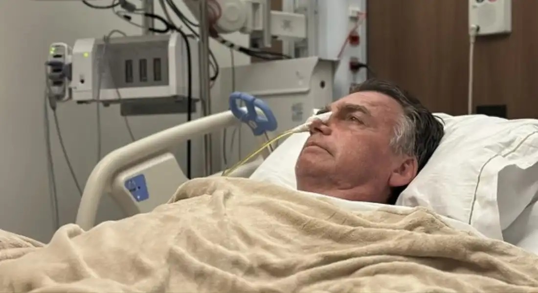 O ex-presidente Jair Bolsonaro (PL) deitado em cama de hospital