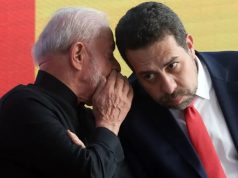 Lula e Guilherme Boulos conversando ao pé do ouvido