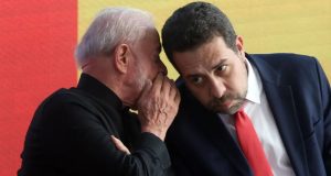 Lula e Guilherme Boulos conversando ao pé do ouvido