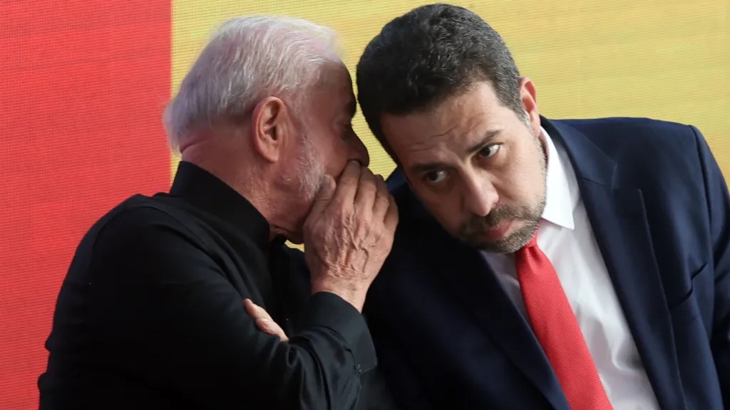 Lula e Guilherme Boulos conversando ao pé do ouvido