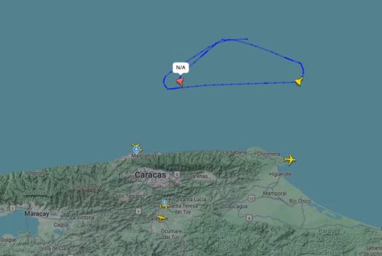 Dois caças americanos fazem voos em círculos em região próxima de Caracas, em 18 de dezembro de 2025