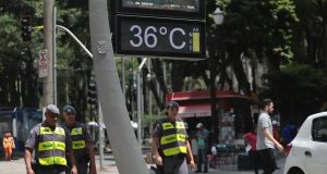 relógio em rua de São Paulo marcando 36 graus