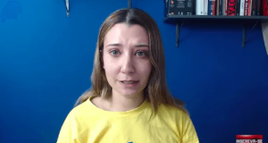 A influenciadora bolsonarista Camila Abdo de camiseta amarela e cabelo solto, falando para a câmera