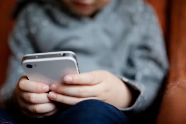 Austrália proíbe redes sociais para menores de 16 anos; entenda