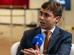 deputado Nikolas Ferreira (PL-MG) falando em microfone, sério, olhando para o lado e gesticulando