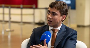 deputado Nikolas Ferreira (PL-MG) falando em microfone, sério, olhando para o lado e gesticulando